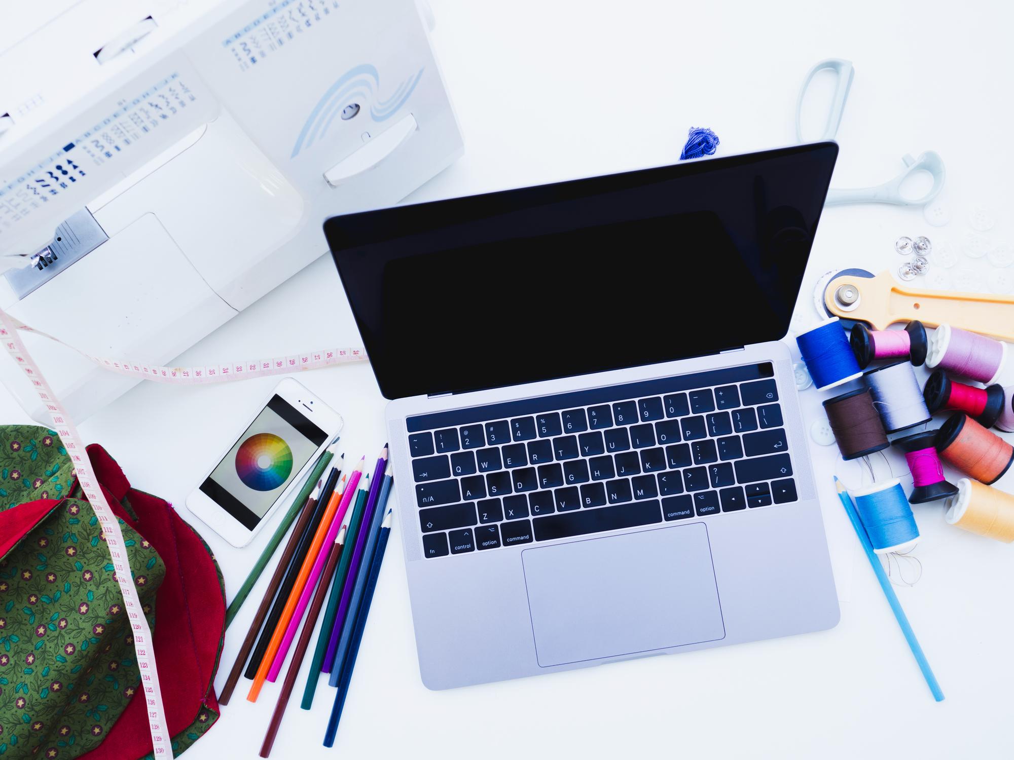 Set di materiali per ricamo e laptop con pattern